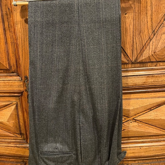 Men's classic Joesph Abboud wool blend suit from Garys of Newport Beach. - Picture 4 of 10